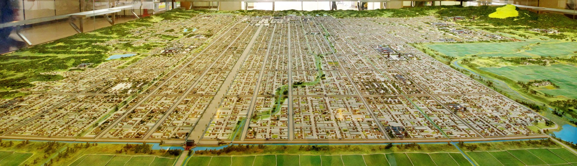 A 1/1,000th scale model of the Heijō palace site