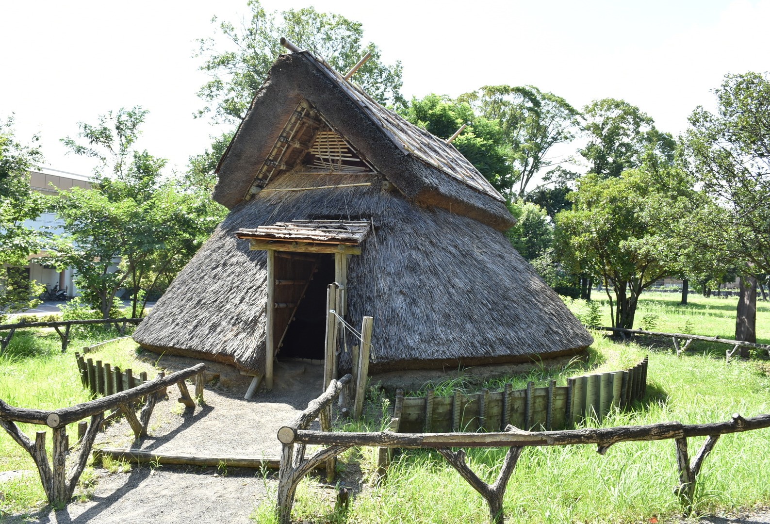 A Jōmon-era style pit dwelling.