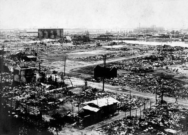 Tōkyō lies in ruins after being struck by the Great Kantō Earthquake